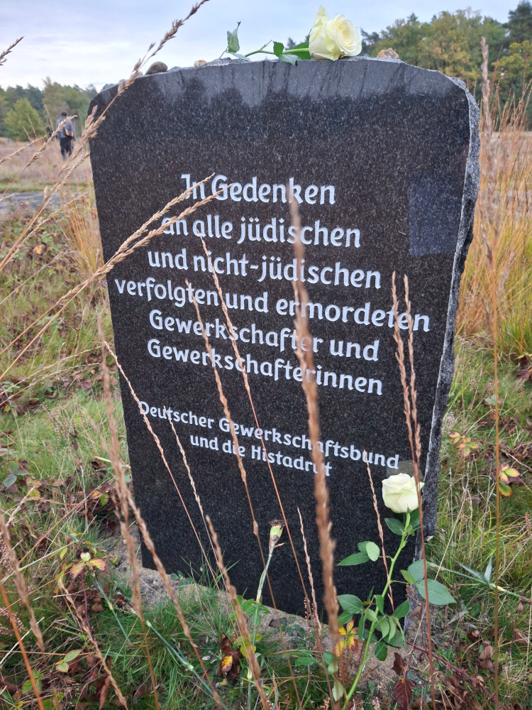 Gedenkstein an der KZ-Gedenkstätte Bergen-Belsen:
„In Gedenken an alle jüdischen und nicht-jüdischen verfolgten und ermordeten Gewerkschafter und Gewerkschafter*innen“
Deutscher Gewerkschaftsbund und Histadrut